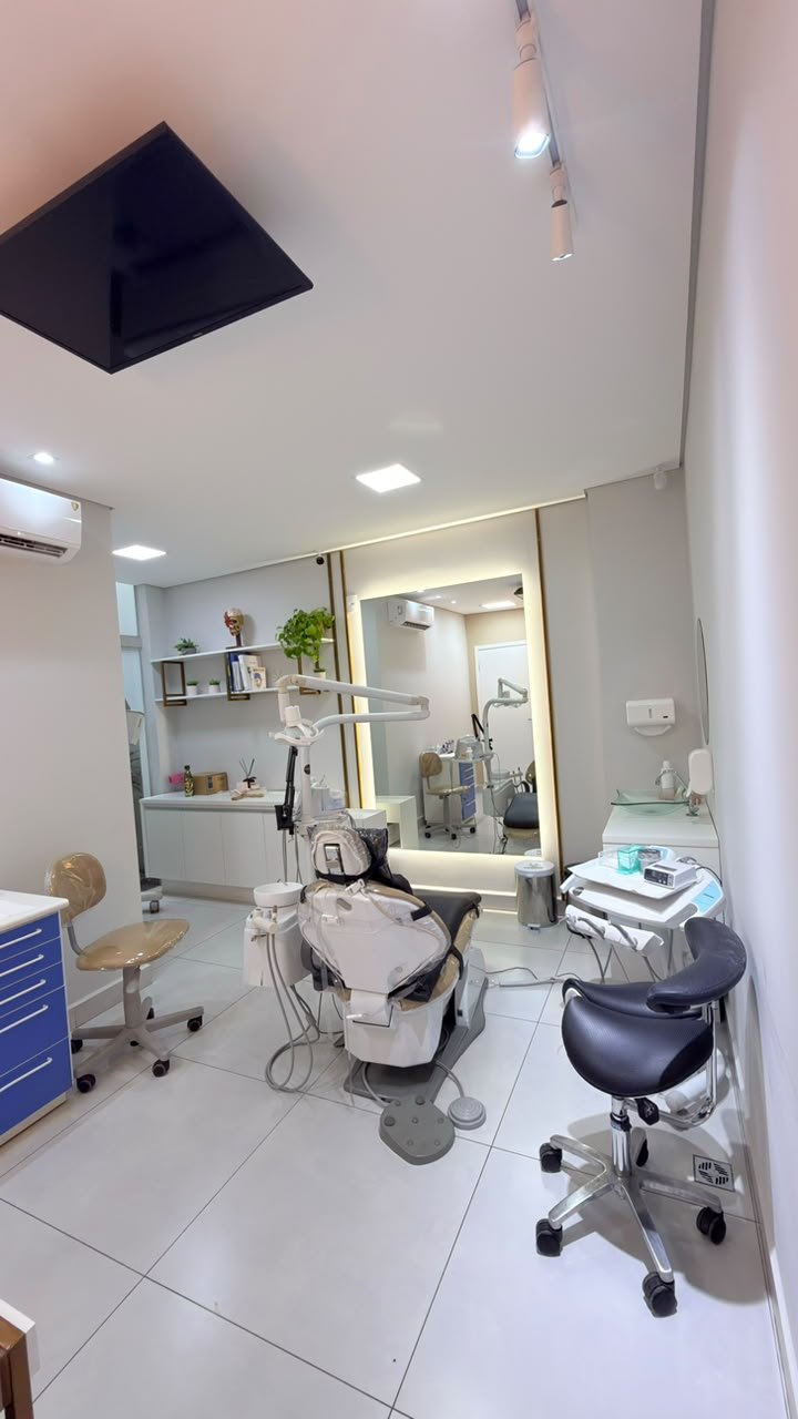 Consultório da Diniz Odontologia com cadeira odontológica e espelho